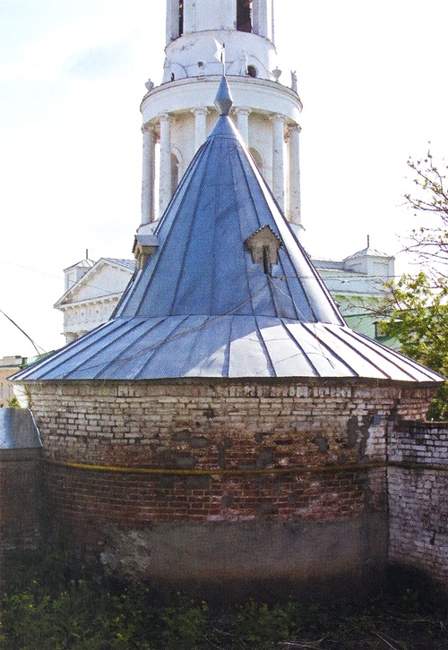 Кирпичная угловая башня и часть стены, построенные игуменом Евфимием