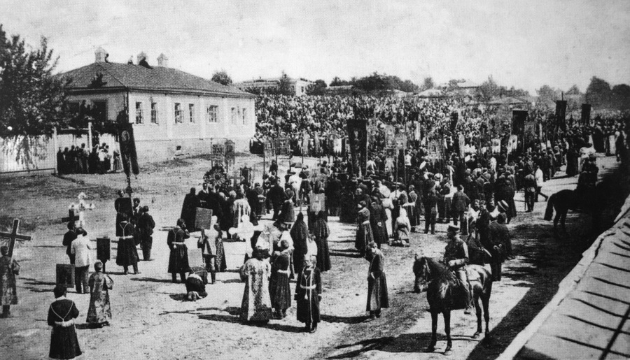 Крестный ход в 50-летний юбилей открытия мощей святителя Тихона Задонского. Фото 1911 г.