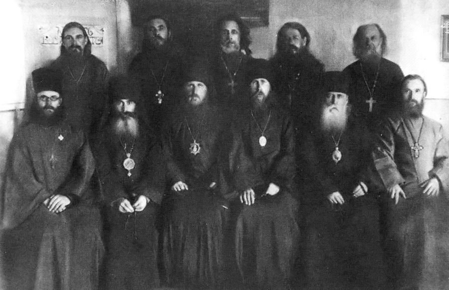 Заключённые Соловецкого лагеря архиереи и священнослужители. Сидит второй слева епископ Митрофан (Гринёв). Фото 1923 г.