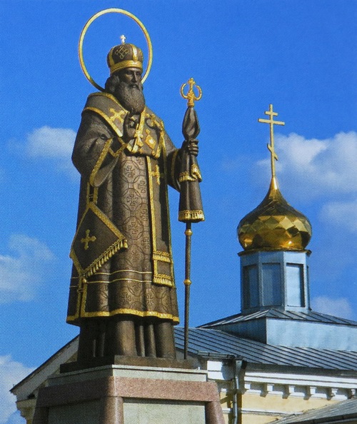 Памятник св. Тихону Задонскому на территории монастыря. Фото 2007 гг.
