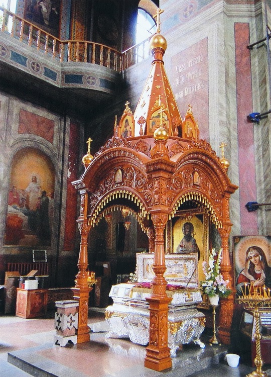 Владимирский собор. Рака с мощами святителя Тихона. Фото 2007 г.