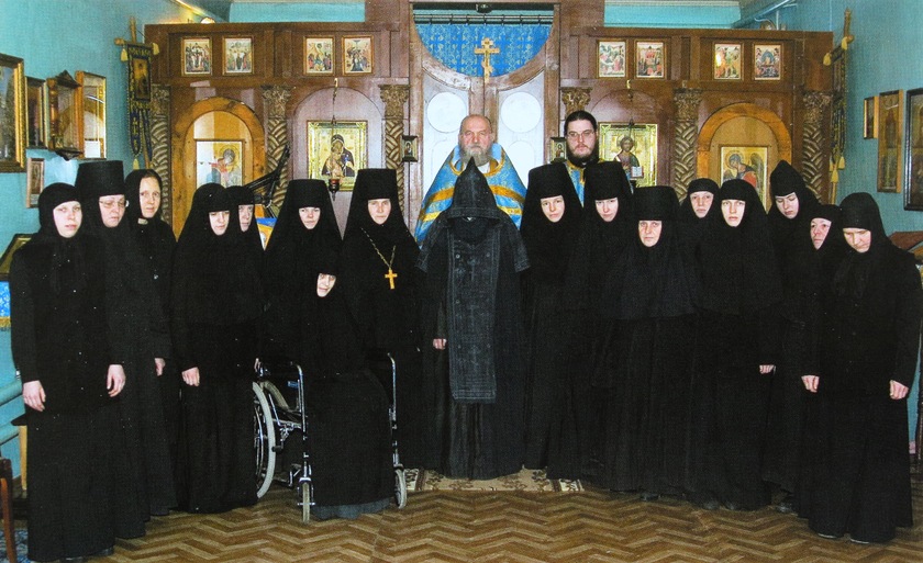 Духовенство и сёстры Тюнинского женского монастыря. Фото 2007 г.