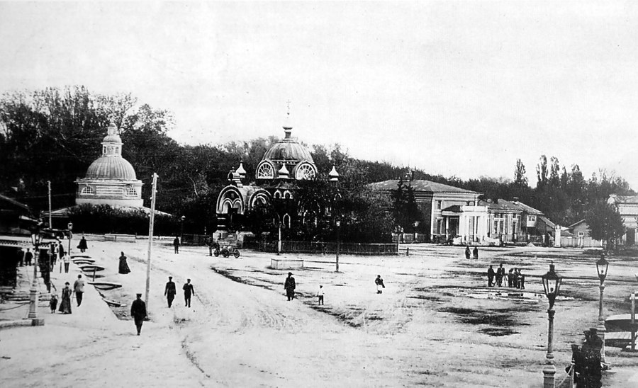 Старобазарная площадь Липецка и часовня святых Петра и Павла