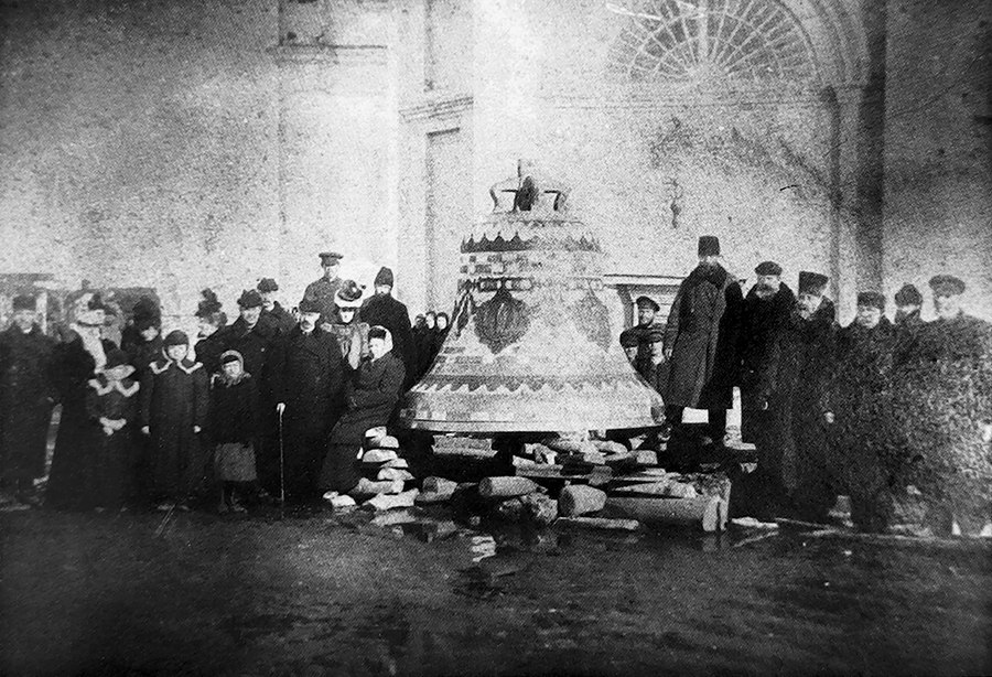 Поднятие колокола на звонницу Тихвинского собора