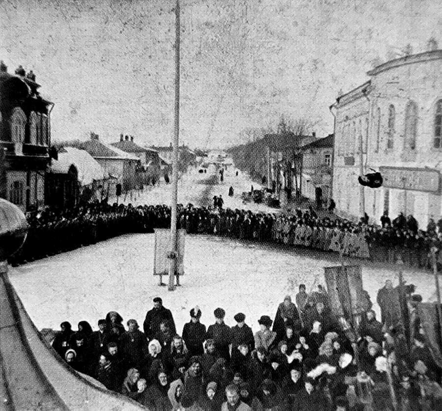 Крестный ход у стен Тихвинского собора Данкова, 1913 г.