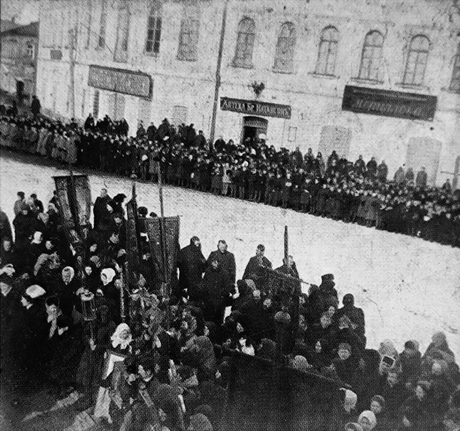 Крестный ход у стен Тихвинского собора Данкова, 1913 г.
