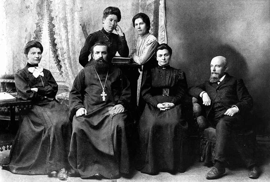 Священник Николай Цветаев среди учителей города Данкова