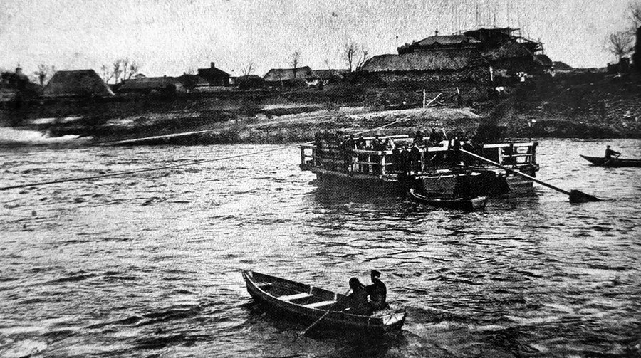 Вид на переправу через Дон и строящийся Покровский храм