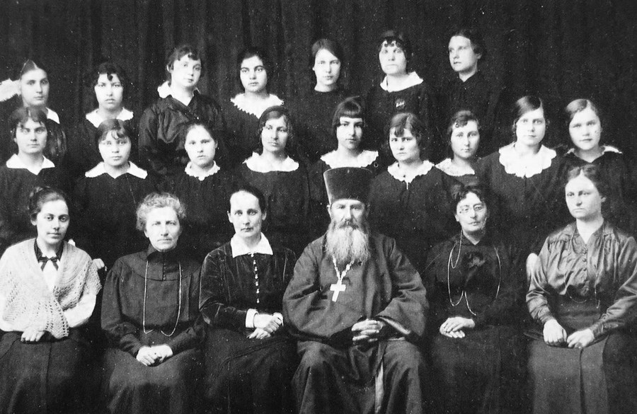 Священник Семен Щёголев и липецкие гимназистки