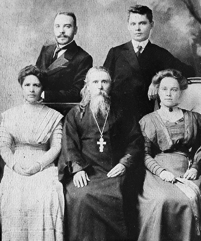 Священник училища Василий Суханов среди учителей