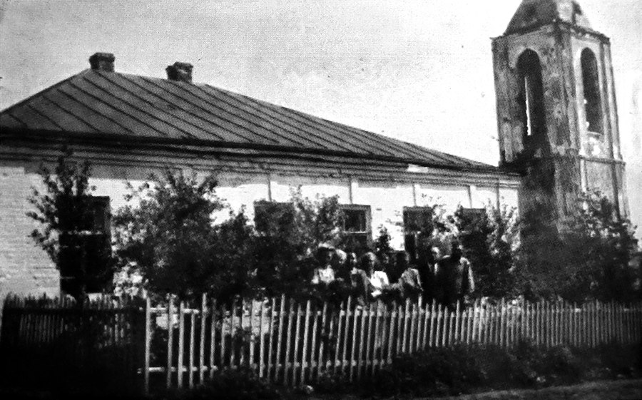 Здание церковной школы и колокольня храма Иоанна Воина