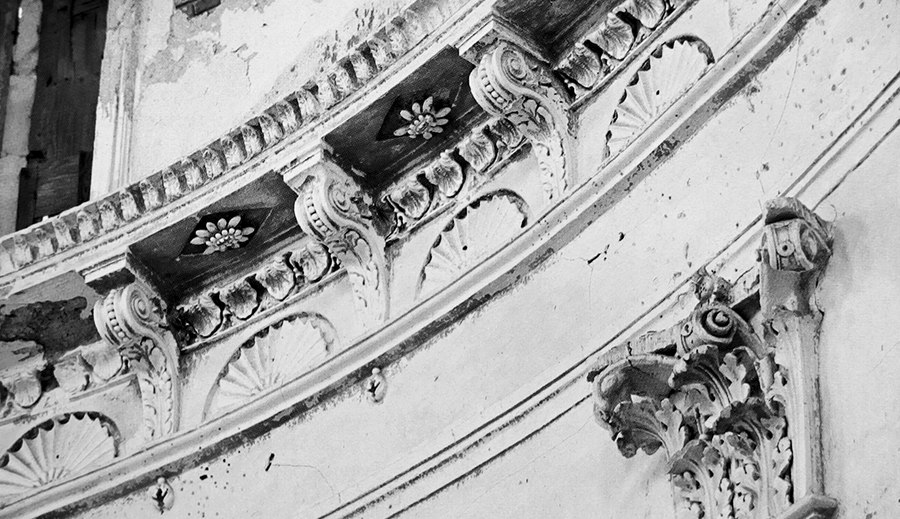 Фрагмент лепного декора Владимирского храма села Баловнево