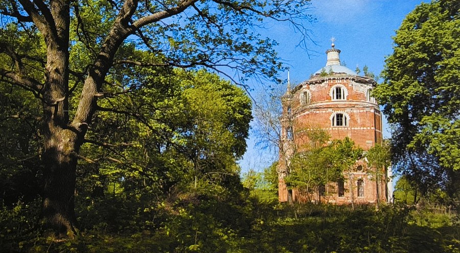 Вид на Владимирский храм села Баловнево, 2010 г.