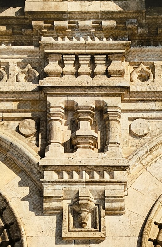 Фрагмент фасада храма Димитрия Солунского