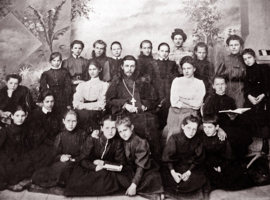 Священник Покровского храма Николай Протасов с учителями и учащимися