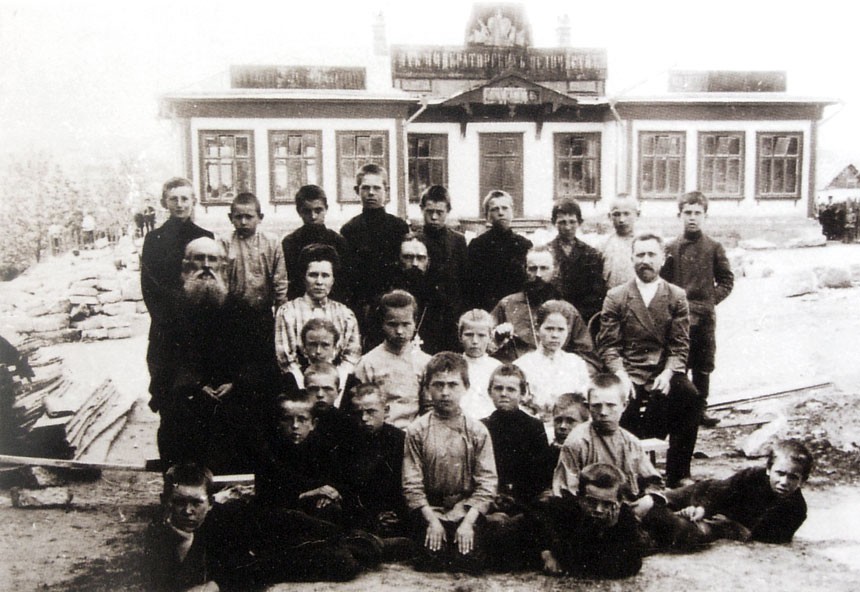 Священники учителя с выпускниками Аргамаченской ЦПШ