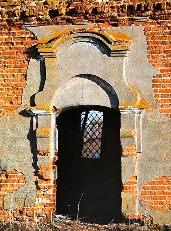 Барочный наличник входного проёма Казанского храма