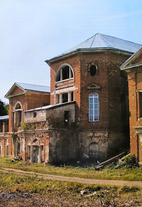 Восточный фасад усадьбы в селе Полибино