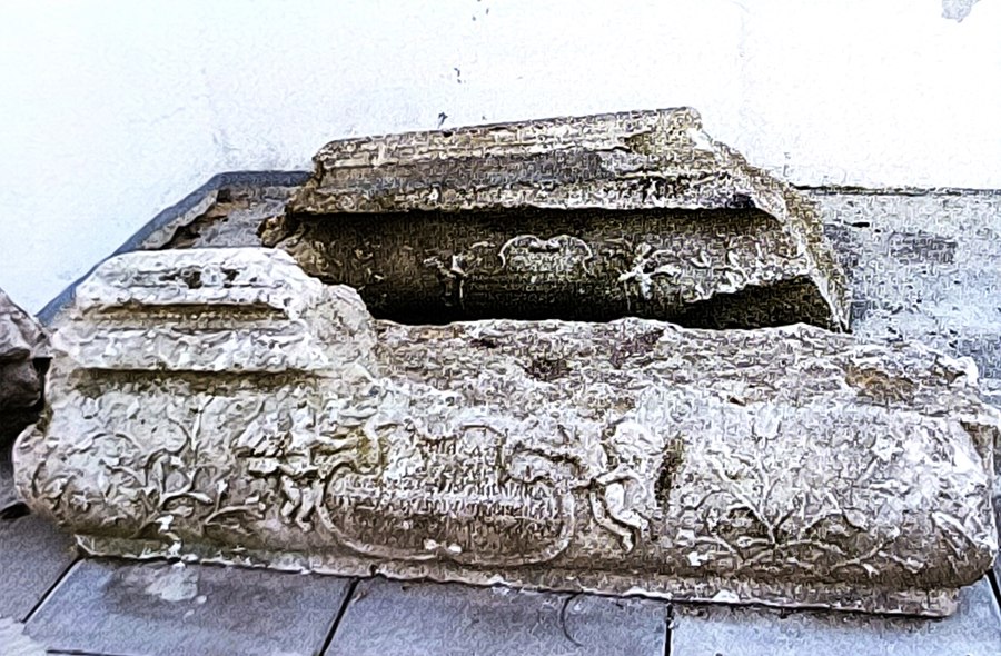 Надгробия Спешневых у стен Знаменского храма