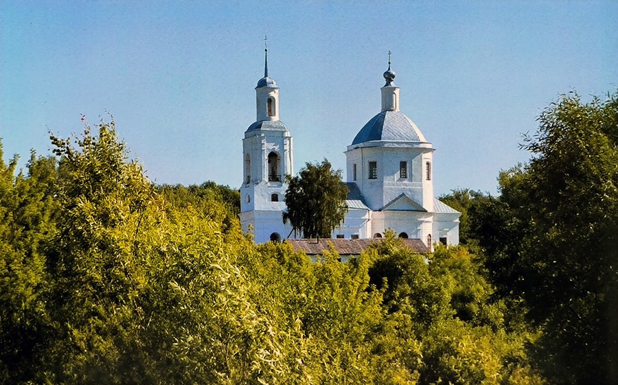 Вид на Знаменский храм из-за реки Вязовня