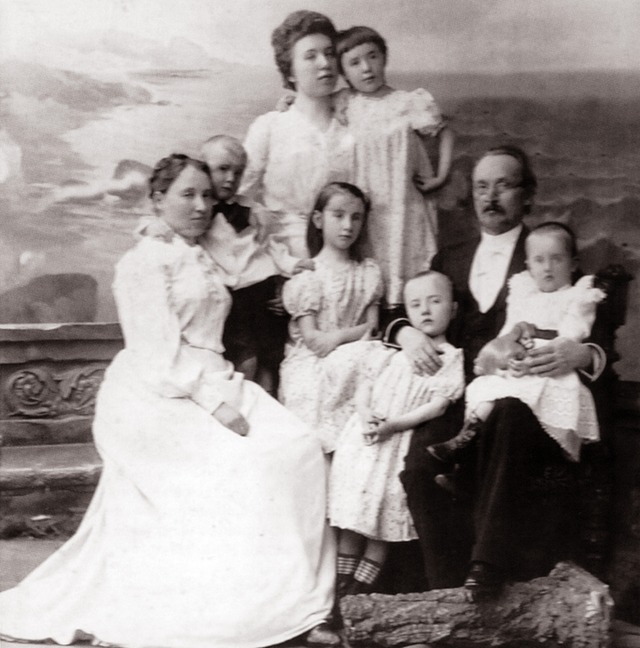 Василий и Варвара Розановы с детьми