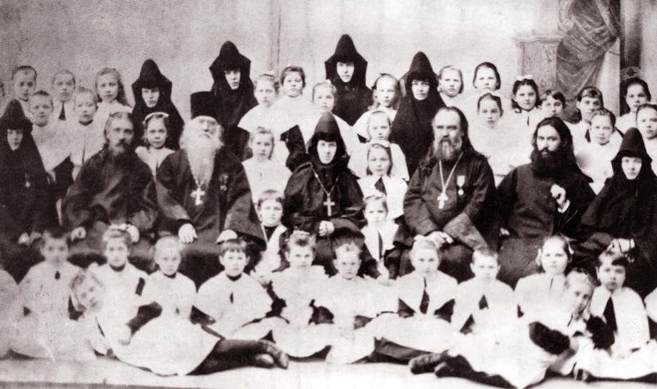 Насельницы и духовенство Знаменского монастыря с учащимися