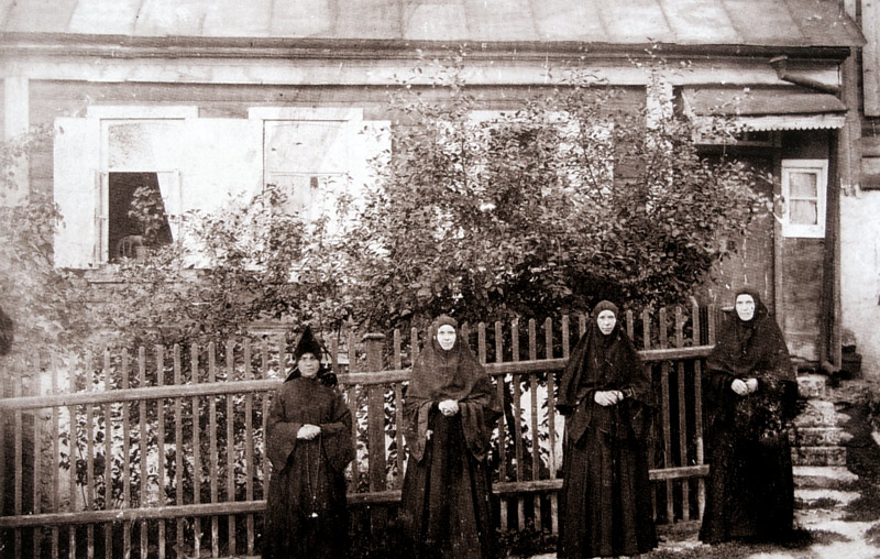 Монахини и послушница Знаменского монастыря