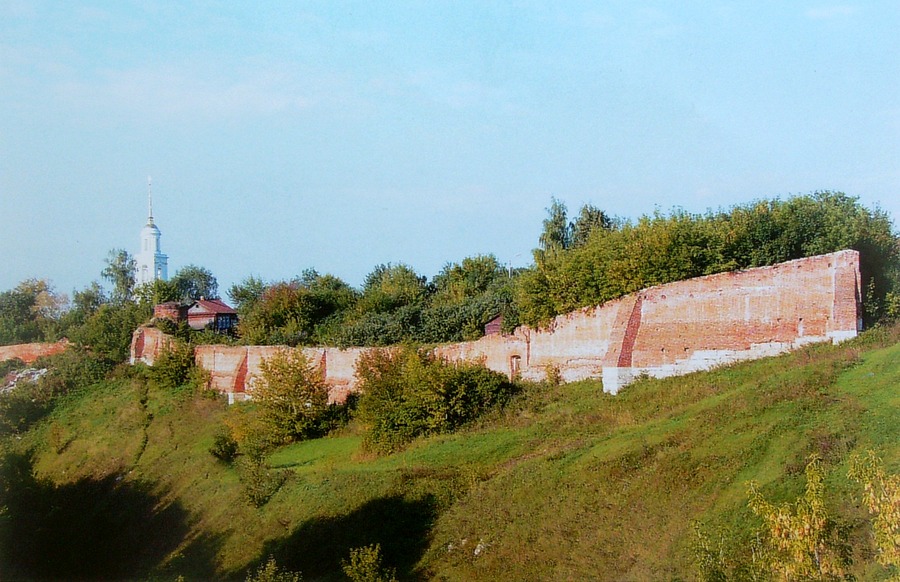 Вид на монастырские стены и колокольню